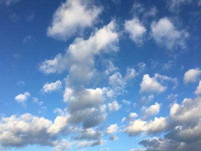 美丽的蓝天，有云的背景。 天空云。 天空有云，天气自然云蓝。 蓝天有云和太阳。