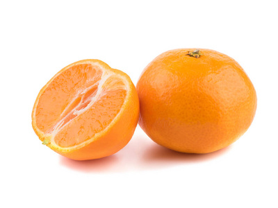 mandarines橘属植物,叶子在白色背景上分离. 顶部视图照片