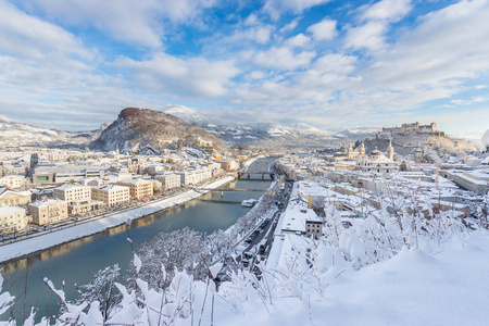 萨尔茨堡冬季全景雪域历史中心阳光