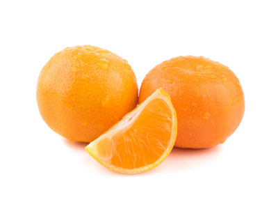 孤立的柑橘收集。 整个橘子或柑桔果实和在白色背景上分离的去皮段。Mandarines橘属植物，叶子在白色背景上分离。 顶部视图