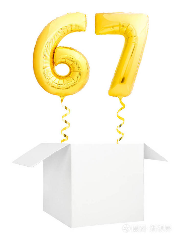 金黄数字67充气气球与金黄丝带飞行出空白白色箱子查出在白色背景