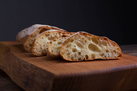 木制木板上的新鲜自制面包