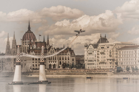 布达佩斯议会背景上的飞机。 匈牙利。 色调背景。