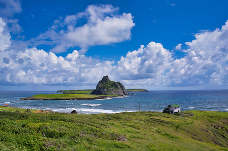 天空海边绿蓝色隐藏山地大自然