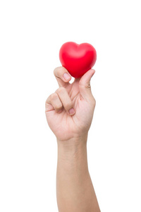 红心球压力释放泡沫球，白色背景上分离的女性手上的红色心脏形状，夹路