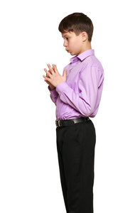 白色背景黑色裤子和紫色衬衫的男孩