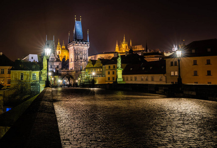 查尔斯桥历史桥，穿过伏尔塔瓦河，马尔斯特拉纳桥塔和布拉格城堡在布拉格捷克共和国的山上。