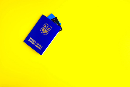 乌克兰护照。黄色背景的国际护照。 出国旅行的钱和文件。 入境文件