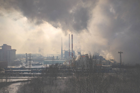 现代热电厂的鸟瞰图。 冒烟的烟囱。 重工业从上面。 波兰的电力和燃料发电。