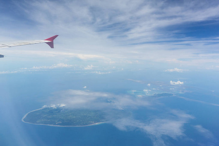 飞机机翼在陆地上。可用于航空运输背景