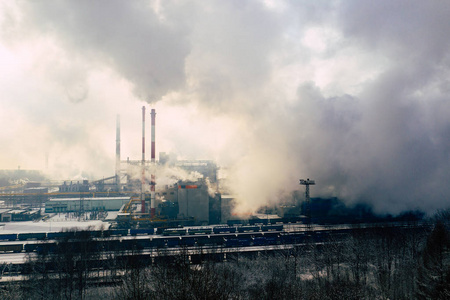 现代热电厂的鸟瞰图。 冒烟的烟囱。 重工业从上面。 波兰的电力和燃料发电。