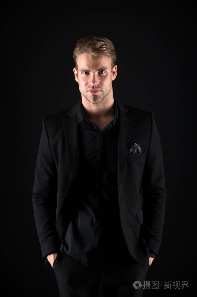 感觉很自信男性的美丽和阳刚之气.男人有吸引力的时尚自信的模型.