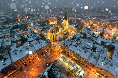 从市政厅顶部欣赏利沃夫市中心的风景如画的夜景