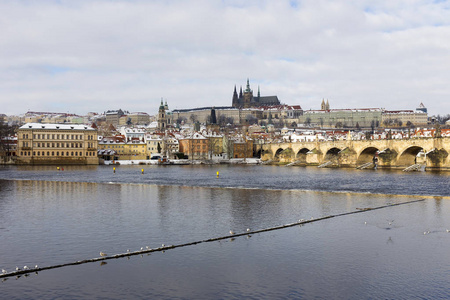 白雪皑皑的布拉格小镇，有布拉格城堡和查尔斯桥，捷克共和国