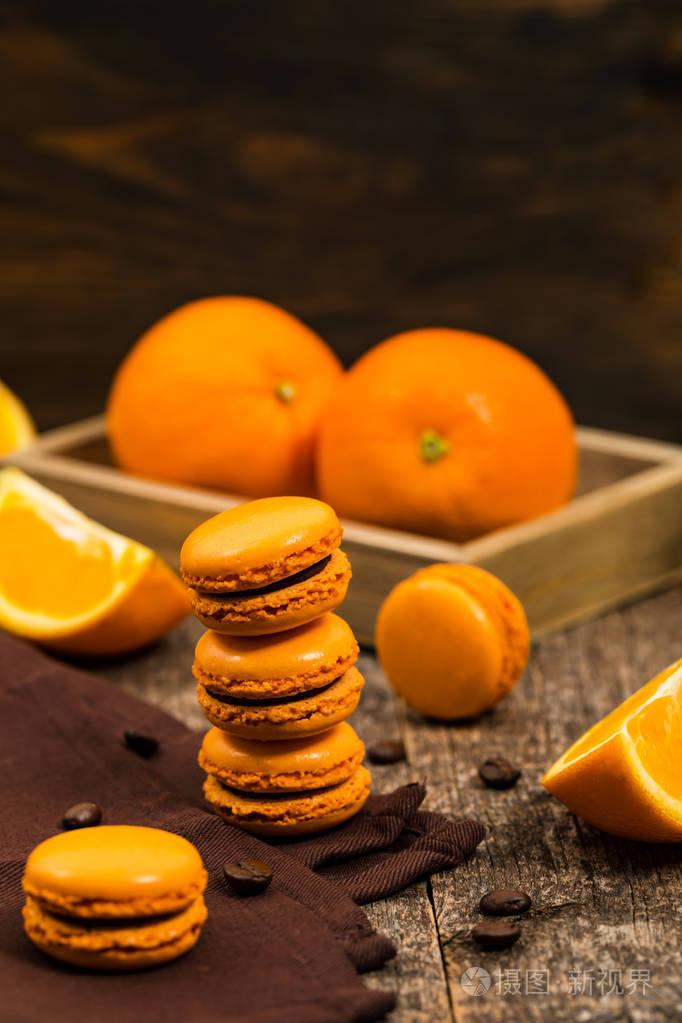 带有黑巧克力和咖啡馅的橙色法国马卡龙. 选择性聚焦.