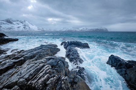 挪威海波浪对岩石海岸罗弗敦群岛，挪威