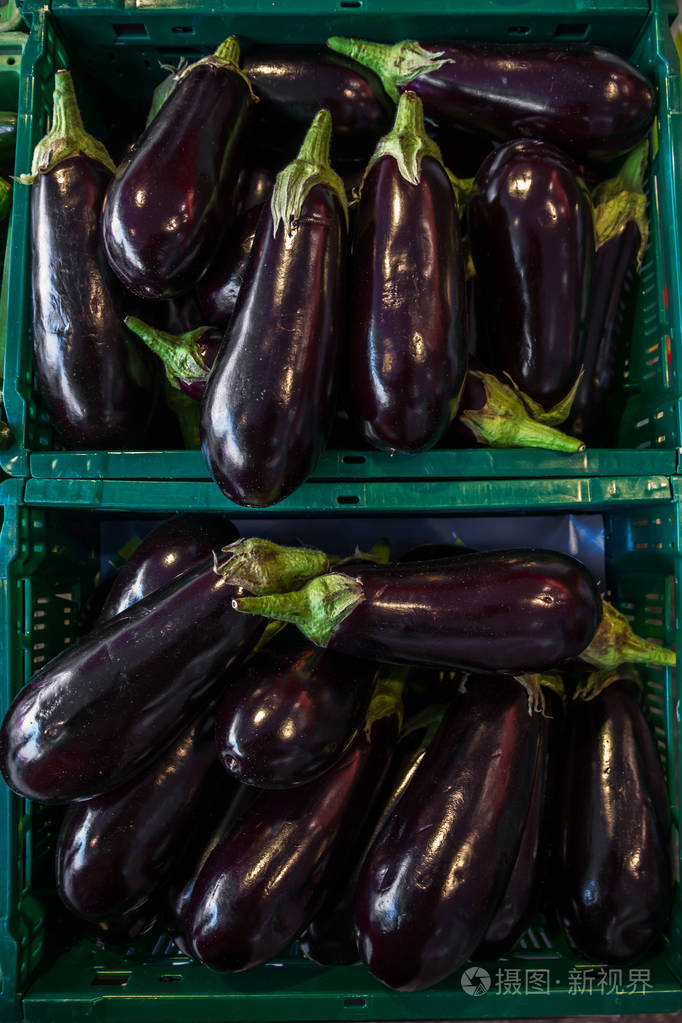 市场上的茄子或茄子