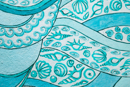 墙上的蓝色涂鸦，贝壳和波浪，水彩背景
