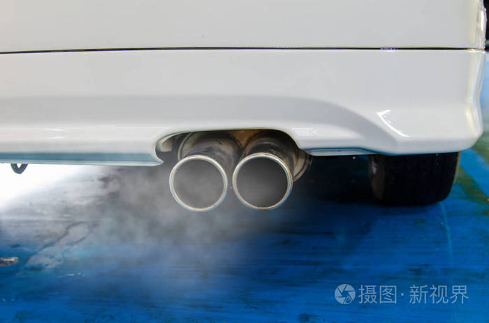 汽车排气,同时留下烟雾.