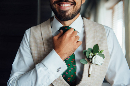 拉丁男子在上午的婚礼准备中打领带
