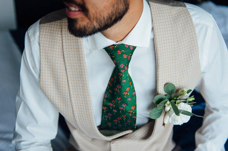 拉丁男子在上午的婚礼准备中打领带