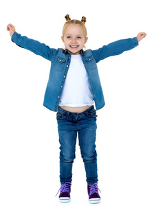 一个小女孩跳着挥手。 快乐童年户外娱乐的概念。 孤立在白色背景上。