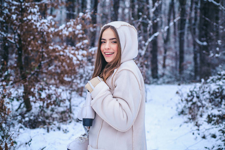 雪园中年轻美丽的黑发女人的冬季画像。雪中的人。妇女冬天画像