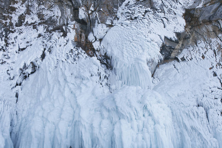 大冰柱。 贝加尔湖。 冬天冻僵了