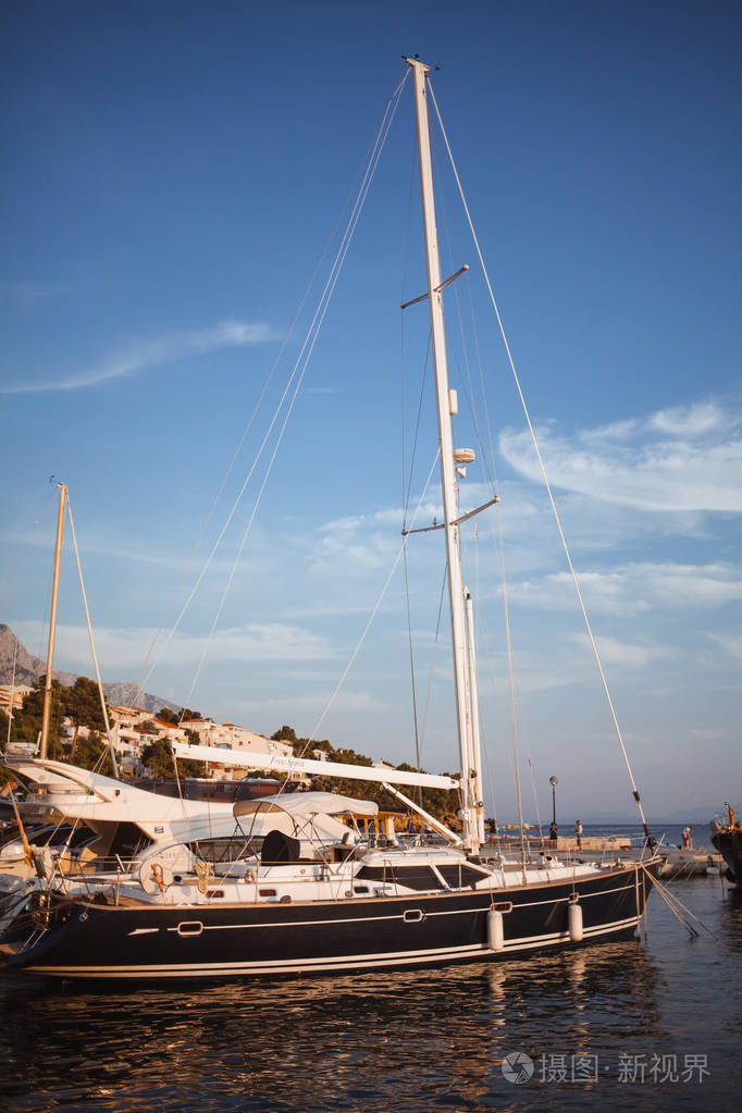 在一个小镇的港口航行游艇复古调理照片