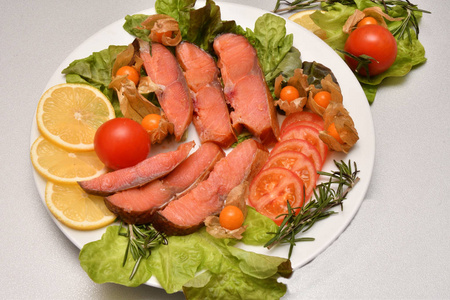 奇诺克三文鱼LAT。 用新鲜蔬菜和蔬菜熏制