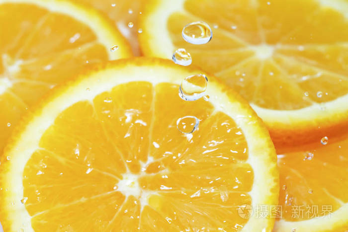 水滴在切好的橘子上