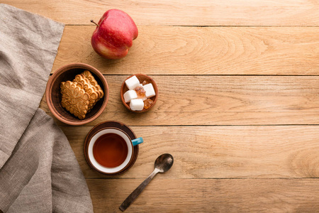 放在桌上的饼干图片