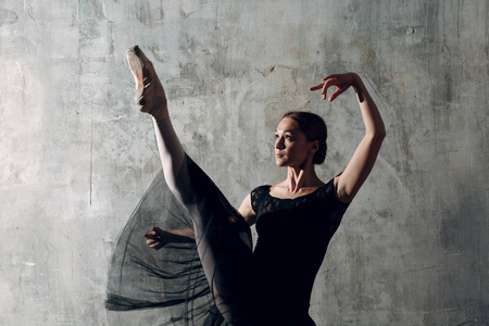 芭蕾舞女。 年轻漂亮的女芭蕾舞演员穿着专业的服装，尖鞋和黑色的图图。