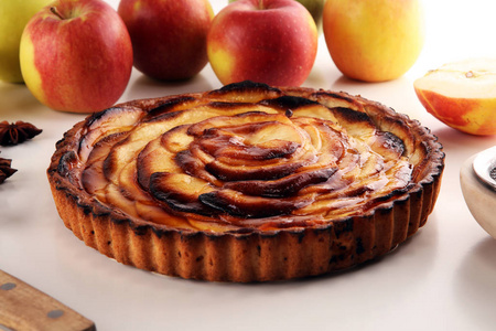 苹果馅饼。 美味的传统节日苹果派，甜烤甜点食物，肉桂和苹果在桌子上甜点