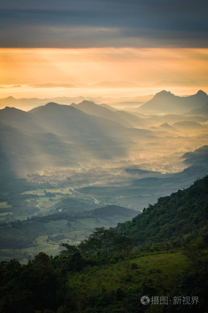 清晨的美妙日出新的一天在山上阳光照耀着云天美丽的山脉背景