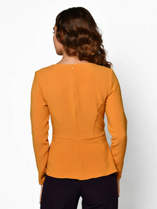 年轻美丽的女人摆在新的休闲黄色橙色衬衫毛衣背面后视镜
