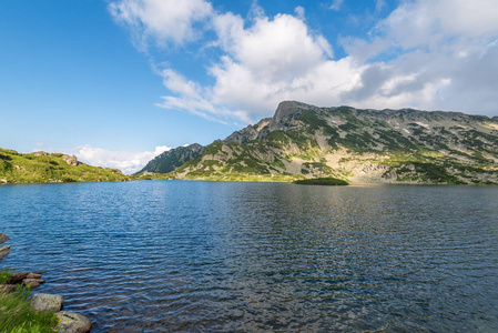 波波沃湖在保加利亚的贝兹博格和山脉反射在夏天。