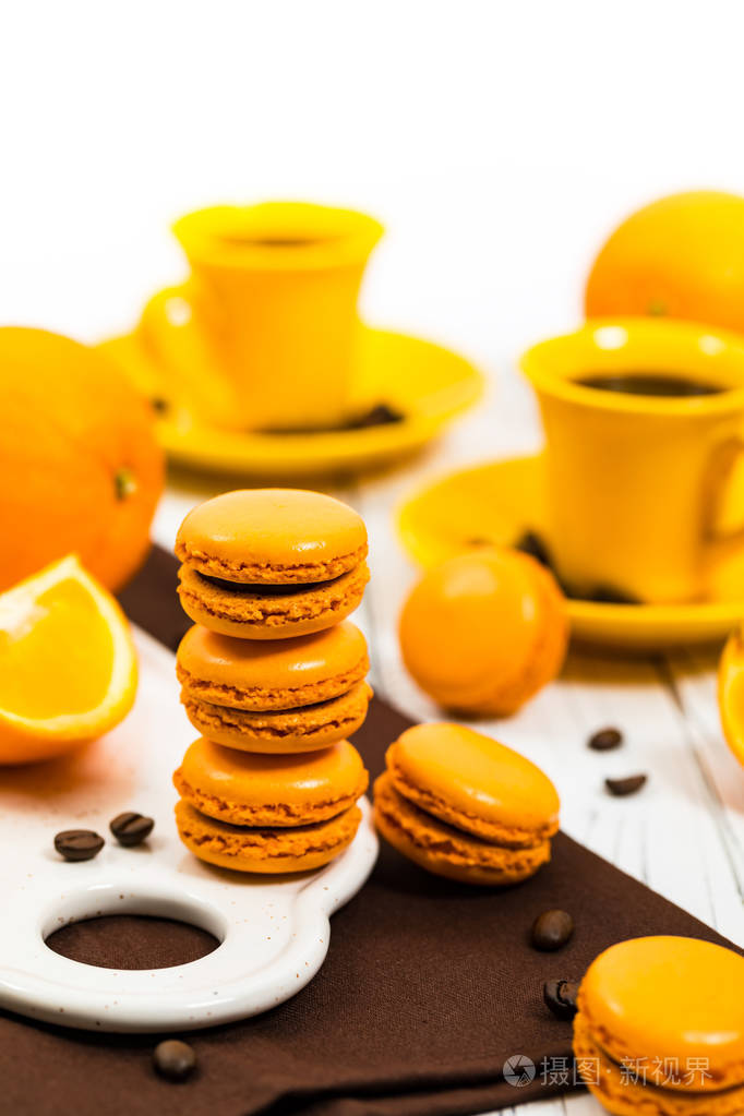 带有黑巧克力和咖啡馅的橙色法国马卡龙选择性聚焦