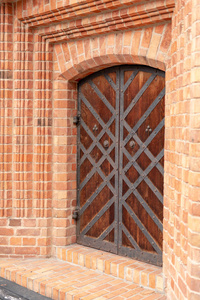古老的雕刻门到房间的城堡里的Teutonic骑士。 城堡博物馆的门。 冬天的季节。