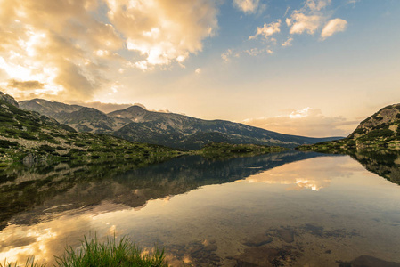 波波沃湖在保加利亚的贝兹博格和山脉反射在夏天。