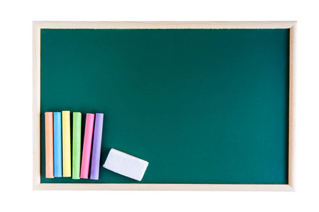 白色背景上隔离的空白绿色板上的彩色粉笔和空白黑板橡皮擦.