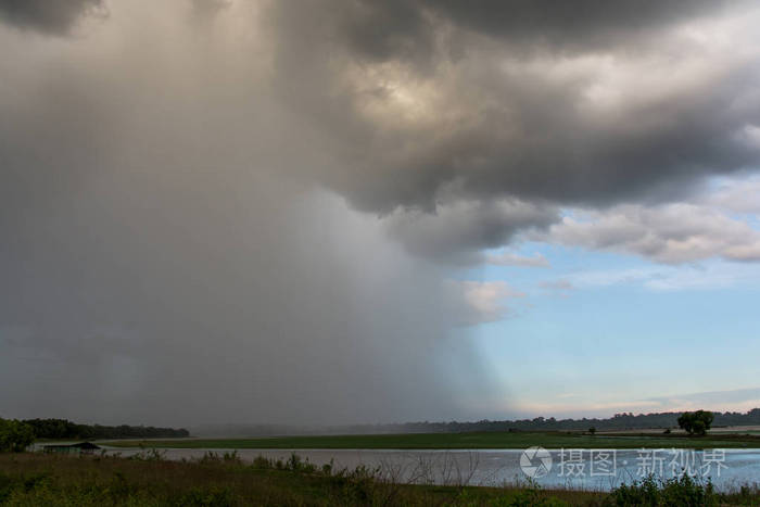 如:(1)暴雨或暴风云雨在森林和河流上