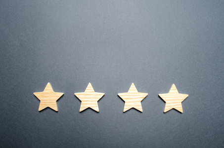 四颗木制星星. 评级和评价的概念. 酒店餐厅移动应用程序的评级.