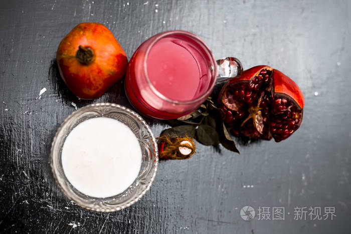 将石榴汁和精华与牛奶贴在木制表面