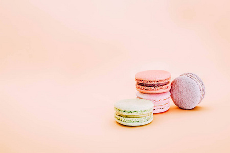 蛋糕法国马卡龙甜彩色马卡龙在老式粉彩在浅色背景。