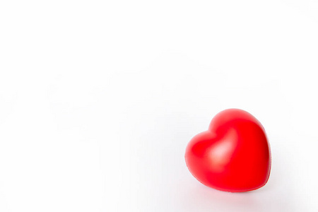 红心红球泡沫，形状心脏为情人节卡片。 在白色背景上分离的应力释放泡沫球，具有裁剪路径和复制间隔