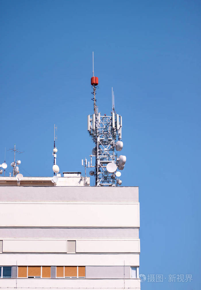 电信基站在建筑物屋顶上的网络中继器.