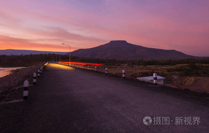 黄昏天河日落紫橘色风景湖黄昏时云山背景有道坝水水库照片 正版商用图片18gprb 摄图新视界 黄昏天河日落紫橘色风景湖黄昏时云山背景有道坝水水库照片 正版商用图片18gprb 摄图新视界
