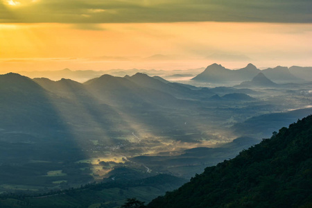 美丽的风景日出清晨新的一天在山上，阳光照耀着云天，美丽的山脉背景