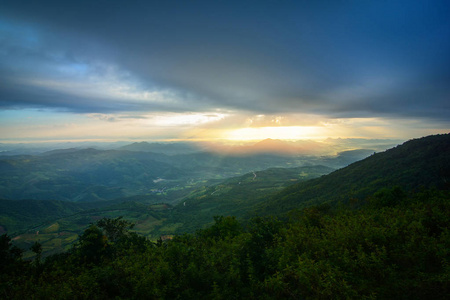 景观太阳在山上升起，黄色的天空和早晨升起的阳光和山脉背景